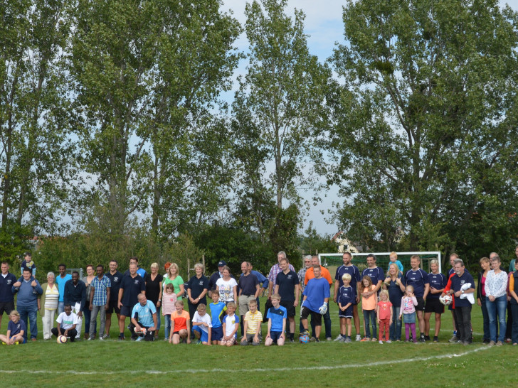 Die Hemkenröder Dorfgemeinschaft weiht mit einem Sportfest den neuen Bolzplatz ein. Fotos: Privat