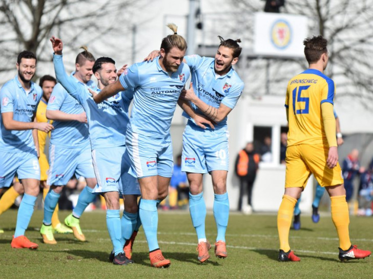 Gefühlswelten im Fußball: Ein wichtiger Sieg für Lupo Martini, eine große Enttäuschung für Eintracht Braunschweig U23. Fotos: Moritz Eden