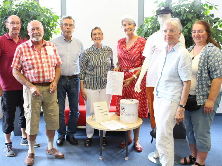 20 Fragen, 20 Gewinner und 20 Preise für 20 Jahre Freundeskreis der Stadtbücherei. Der Förderverein freut sich auf rege Teilnahme. Von links: Dietmar Prenzel, Michael Neumann, Willy Kniese, Ille Schneider, Gabriele Drewes, Beate Keitel und Helga Engels. Foto: Max Förster 