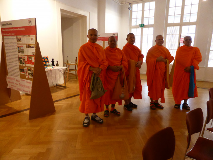 Die Mönche waren zu Besuch im Schlossfoyer. Foto: AWO