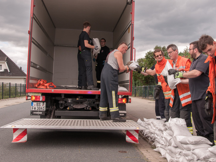 Kräfte der Ortsfeuerwehr Stöckheim und des ABC-Zuges beim Rückbau der Sandsäcke. Fotos: Feuerwehr Braunschweig