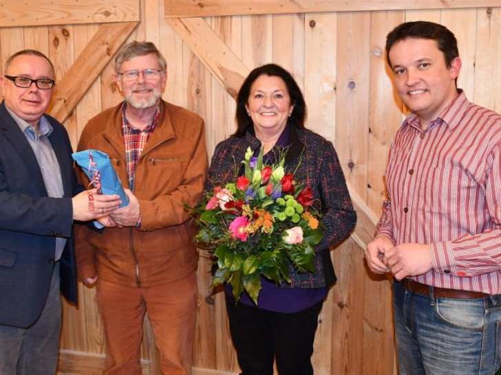 Die ausgeschiedenen Vorstandsmitglieder Volker Baumann (2. v. l.) und die langjährige Schatzmeisterin Susanne Gründel wurden von Andreas Meißler (l.) und Florian Kinne geehrt. Fotos: privat