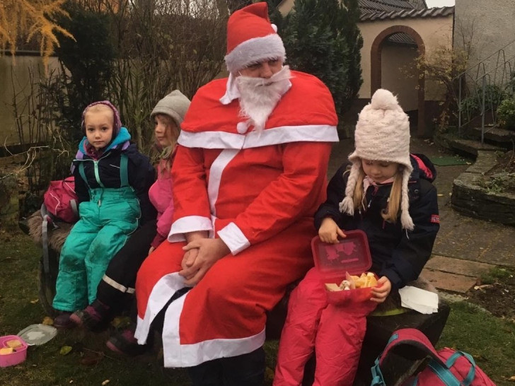 Der Nikolaus überraschte die Kinder des Waldkindergartens „Die Pfifferlinge“ Essehof. Foto: Gemeinde Lehre