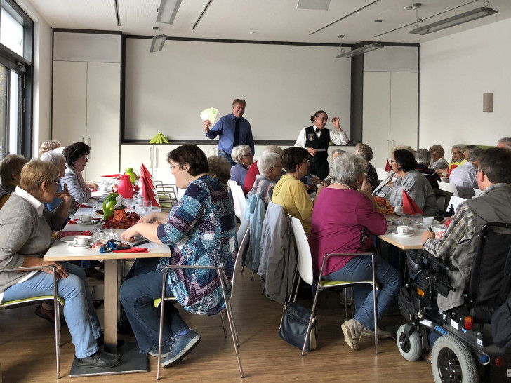 Hochkonzentriert verfolgten die Teilnehmer jedes Mal die gezogenen Zahlen bis endlich das Gewinnerwort "Bingo" fiel. Foto: Ralf Mühlisch
