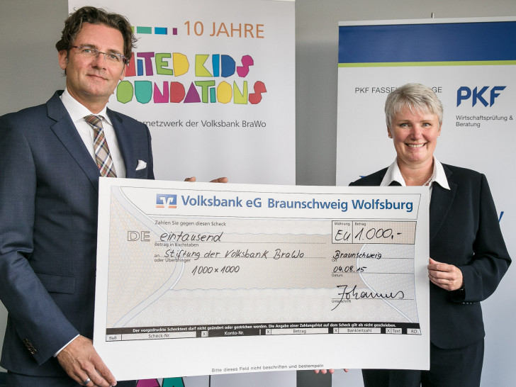 BU: Mark Uhde, Vorstandsmitglied der Volksbank eG Braunschweig Wolfsburg, freut sich über die Spende von Gisa Johannes, PKF. Foto: Peter Sierigk