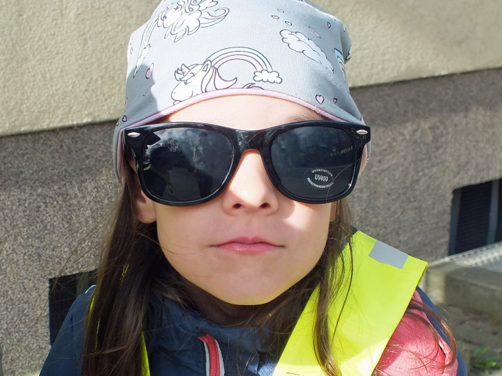 Der Einsatz von präparierten Sonnenbrillen führte zu besonderen Effekten bei der Mobilitätserziehung im öffentlichen Verkehrsraum in Süpplingen. Fotos: Klaffehn/Kreisverkehrswacht