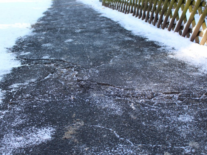 Straßen und Radwege mussten von Schnee und Eis befreit werden. Foto: Max Förster