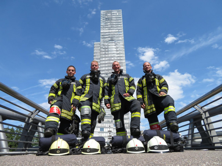 Sven Eisoldt, Kevin Diercks, Rene Hoppstock und Christian Rupp vor dem bezwungenen Turm. Foto: Freiwillige Feuerwehr Goslar