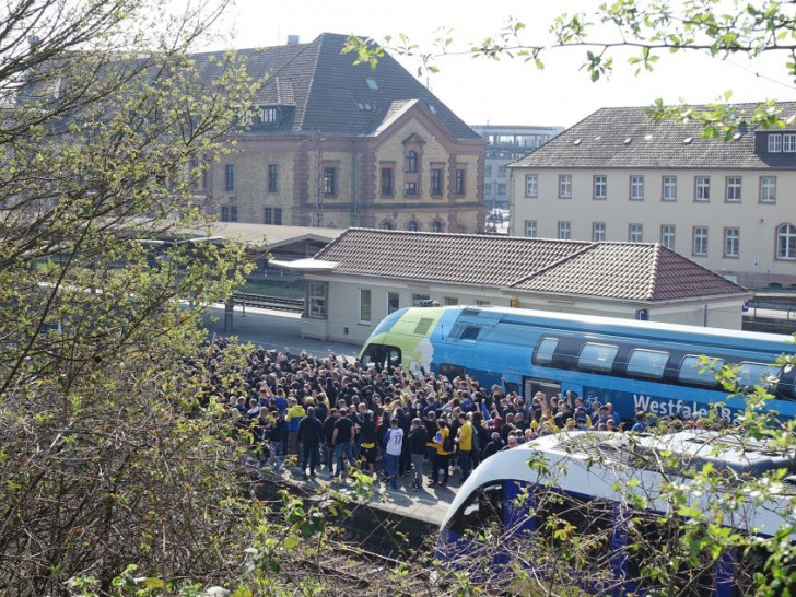 750 Eintracht-Fans brauchten in Osnabrück viel Geduld. Foto: Bernhard Grimm