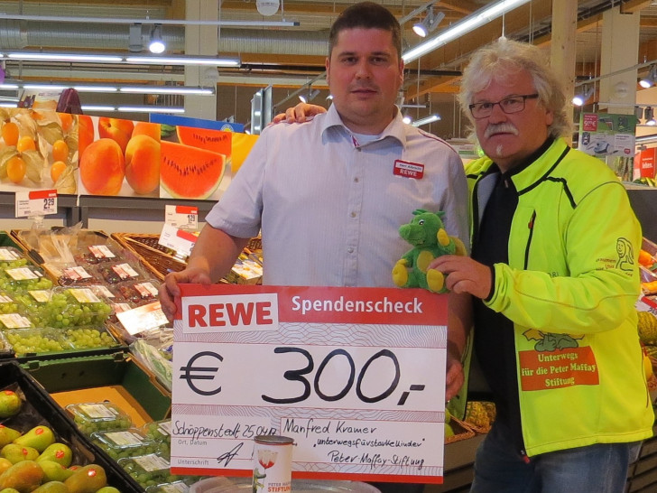 In diesem Jahr will Manfred Kramer wieder viele für sein Projekt gewinnen. Den Anfang machte der REWE Markt in Schöppenstedt mit einer Spende. Foto: Kramer