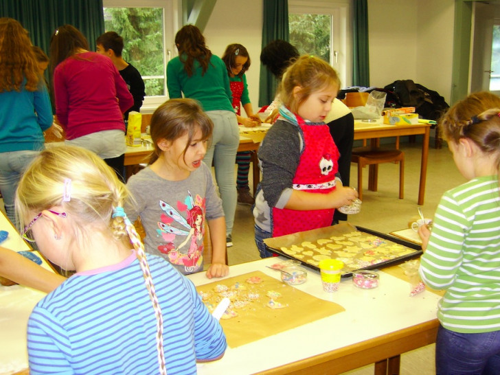 Kinder der Kinderkirche Börßum backen für ältere Mitbewohner. Foto: Privat
