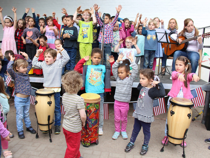 Kinder verschiedener Nationen singen beim Sommerfest des Kinder- und Familienzentrums Karlstraße. Foto: Max Förster