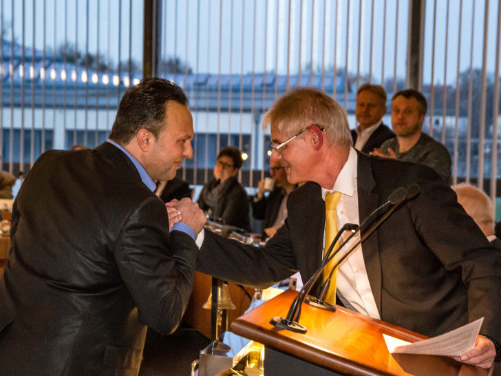Oberbürgermeister Frank Klingebiel (rechts) vereidigt Neu-Ratsmitglied Dincer Dinc. Foto: Rudolf Karliczek