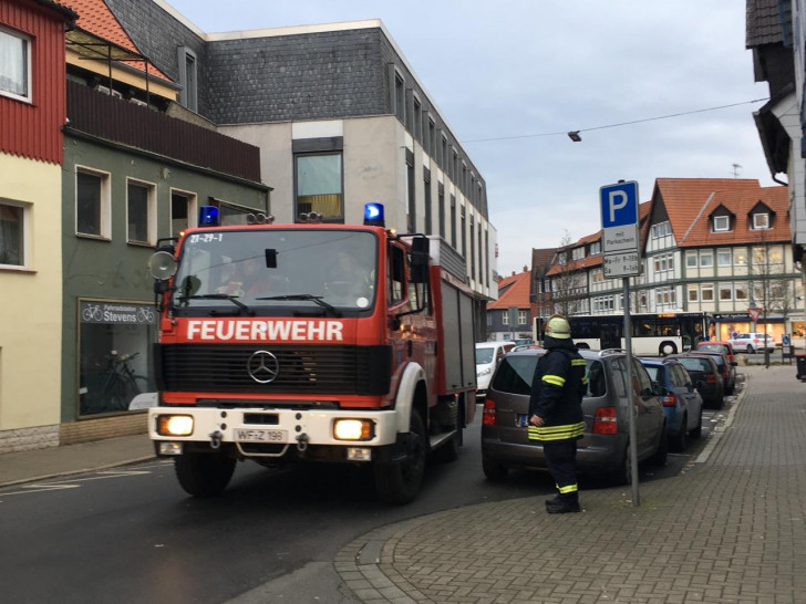 Die Feuerwehr war am Montagnachmittag in der Fischerstraße im Einsatz. Foto: Nick Wenkel