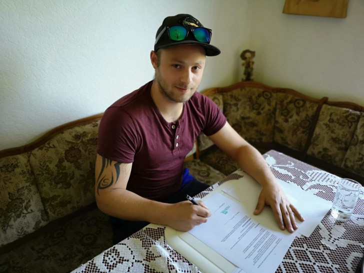Korff unterschreibt am Salzgittersee. Foto: Salzgitter Icefighters