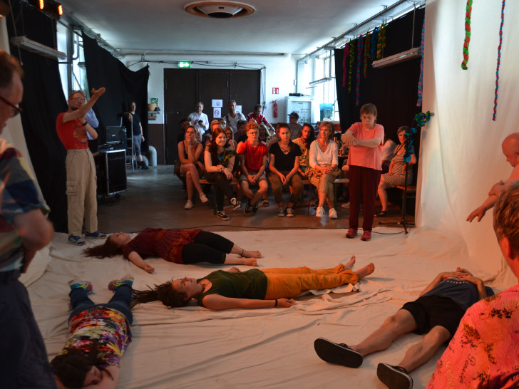 Szenen aus dem Theaterstück, welches die Auszubildenden der Fachschule Heilerziehungspflege gemeinsam mit dem Neuerkeröder Theater Endlich und dem Theaterpädagogischen Zentrum in Braunschweig am Thementag zeigte. Foto:  Evangelische Stiftung Neuerkerode
