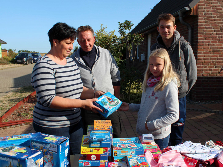 Hier ist der Flohmarktstand der Mitorganisatorin Sandra Grund (links) zu sehen.
Foto:Bernd-Uwe Meyer