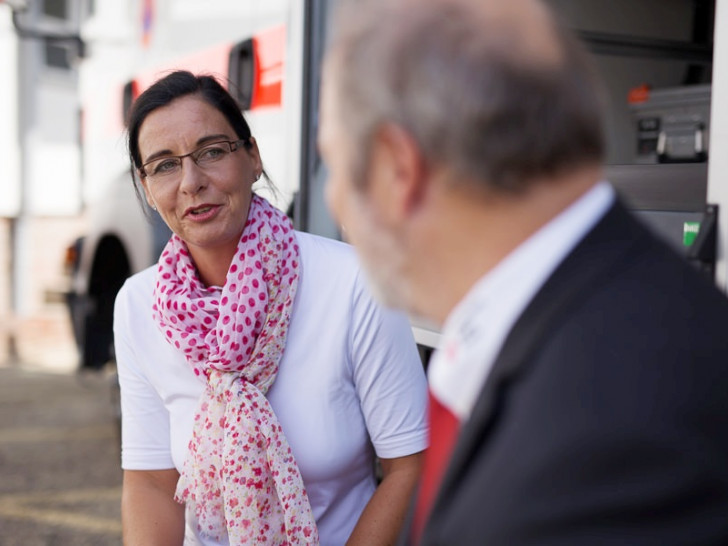 Veronika Koch MdL im Gespräch mit Ehrenamtlichen vom Deutschen Roten Kreuz Helmstedt. Foto: Wahlkreisbüro Koch
