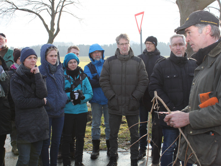 Der auf Landschaftspflege spezialisierte Hornburger Unternehmen von Clemens Löbbecke gibt den etwa 50 Interessierten praktische Tipps zur Umsetzung der Verordnung. Fotos: Landkreis Goslar