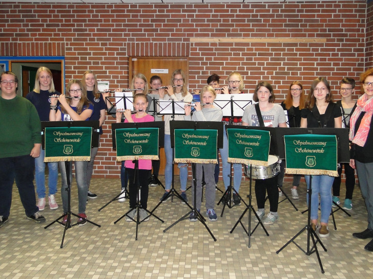 Volle Konzentration: Der Nachwuchs des Spielmannszugs des
Schützenverein Schönewörde spielte für Sparkassensprecherin
Alexa von der Brelje ein Ehrenständchen vom Blatt der neuen
Notenständer. Foto: Sparkasse Gifhorn-Wolfsburg