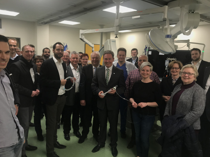 Prof. Dr. Michael Niehaus (im Kittel) und Klinikgeschäftsführer Stefan Schad mit den Mitgliedern der Wirtschaftsvereinigung Gifhorn e. V. im Herzkatheterlabor des Helios Klinikums Gifhorn. Foto: Helios Klinikum Gifhorn