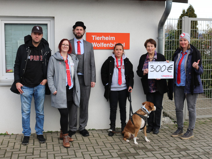 Alexander Doerks, Nici Heinisch, Christian Heinisch, Gesine Zeißig, Monty und Tina Kiehne- Weinreich übergeben Ute Rump vom Tierheim Wolfenbüttel den üblichen symbolischen Spenden-Scheck. Foto: Die Partei