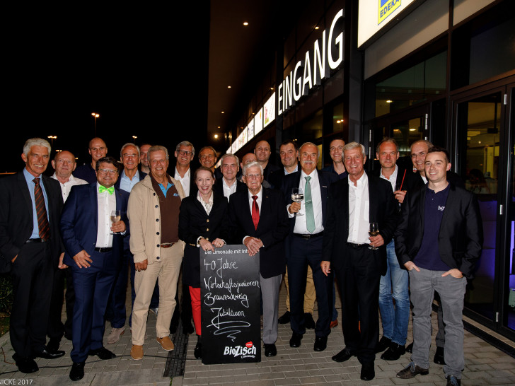20 der 200 geladenen Wirtschaftsjunioren mit Wirtschaftsjunioren-Gründervater Werner Vehling (am Schild rechts). 
Foto: Jens Junicke