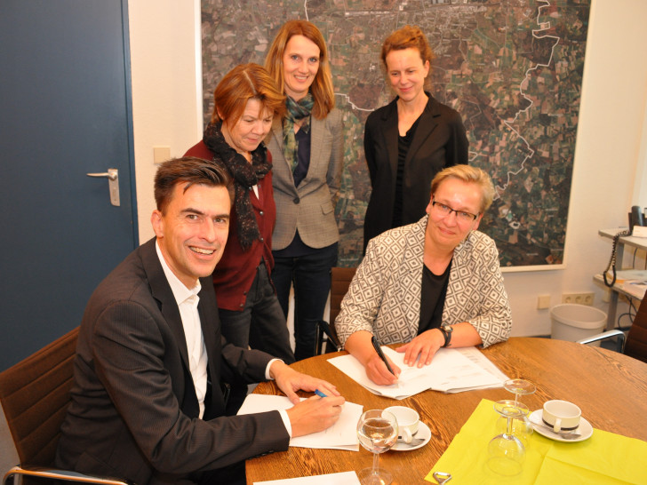Die Stadt und der Verein "Tabula"  e.V. haben einen Kooperationsvertrag mit der Deutschen Schulakademie geschlossen. Foto: Stadt Wolfsburg