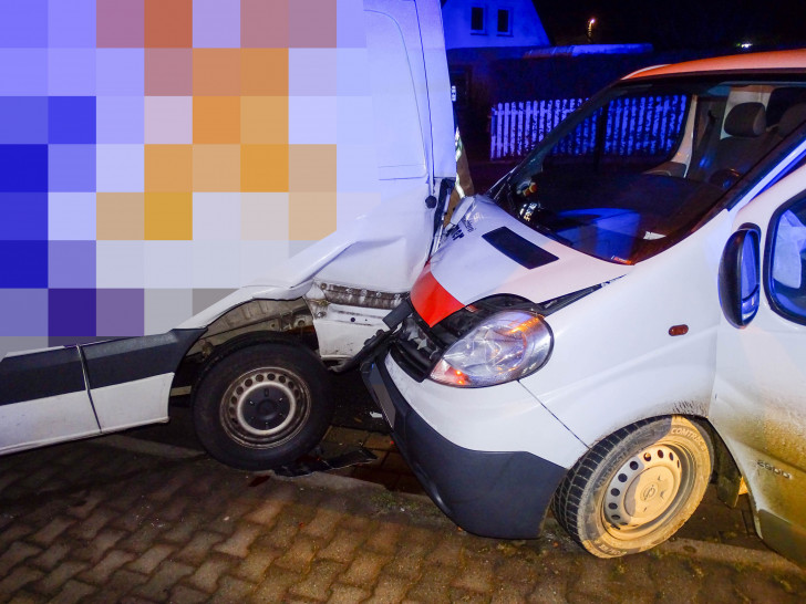 Dominoeffekt: Der Unfallfahrer ist mit seinem Kleintransporter gegen einen weiteren Kleintransporter geknallt. Fotos: Feuerwehr Bad Harzburg.