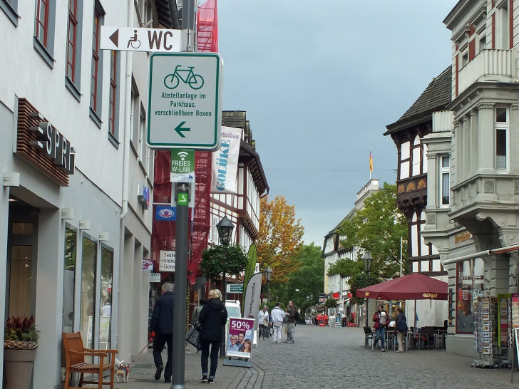 Der Arbeitskreis möchte das Radfahren in Helmstedt fördern. Es sollen kurze Wege, sichere Wege und gute Abstellmöglichkeiten angeboten werden. Hier ein Beispiel aus der Fußgängerzone in Höxter  - ein sicheres Abstellen von Fahrrädern im benachbarten Parkhaus wird angeboten. Foto: Verkehrswacht