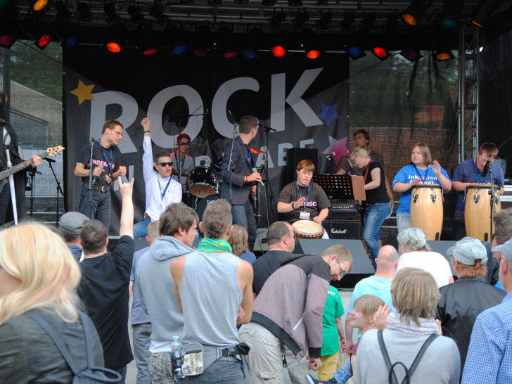 14 Musiker auf der Bühne - Underrock spielen im Café Muck. Foto: Veranstalter