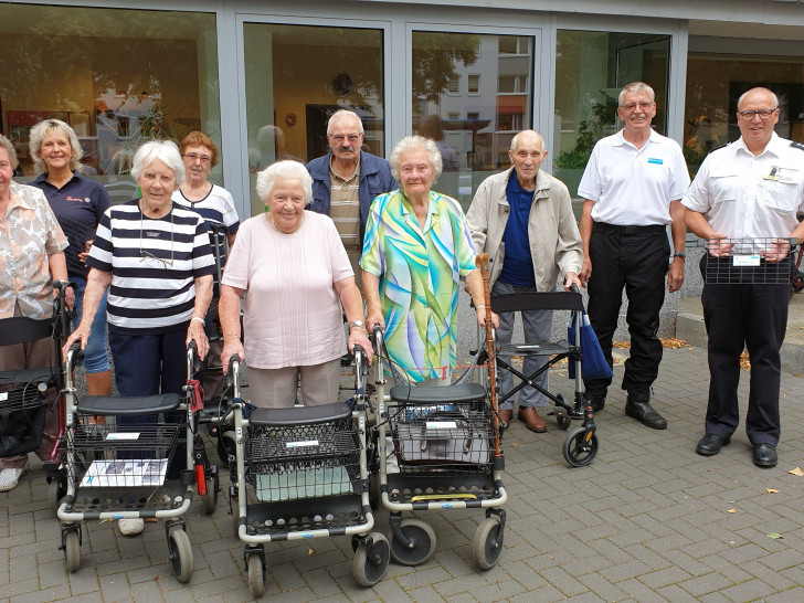 Nach der Klappenübergabe: Von links: Ursula Longhans, Susanne Felka, Ilse Meyer, Luzie Szczepanik, Friedel Puschmann, Norbert Hassenrück, Hildegard Walter, Werner Kissmann, Bernd Koltrowitz und Michael Scharf. Foto: Markus Müller