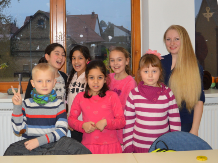 Musikpädagogin Kateryna Kowalenko mit einigen der Kinder. Foto: Landkreis Peine 