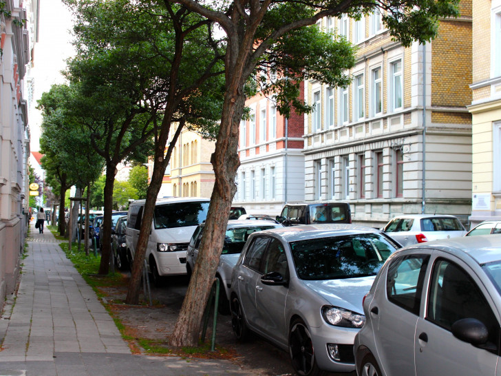 Viele Autos, wenig Platz – im Östlichen Ringgebiet gibt es mehr Fahrzeuge als Parkraum. Ein Konzept der Verwaltung soll Verbesserungen erwirken. Foto: Sina Rühland