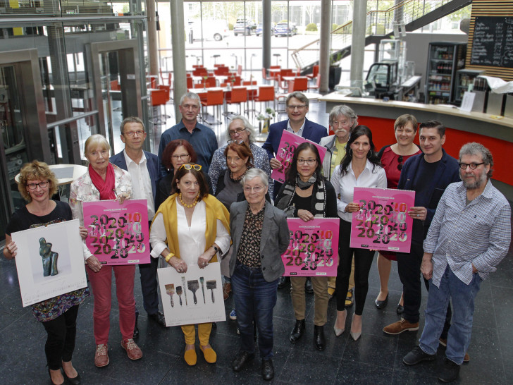 Im Beisein von Vertretern des Fördervereins ready4work sowie der Sponsoren signierten die Wolfsburger Künstler heute alle 400 Exemplare des Kunstkalenders. Foto: Wolfsburg AG