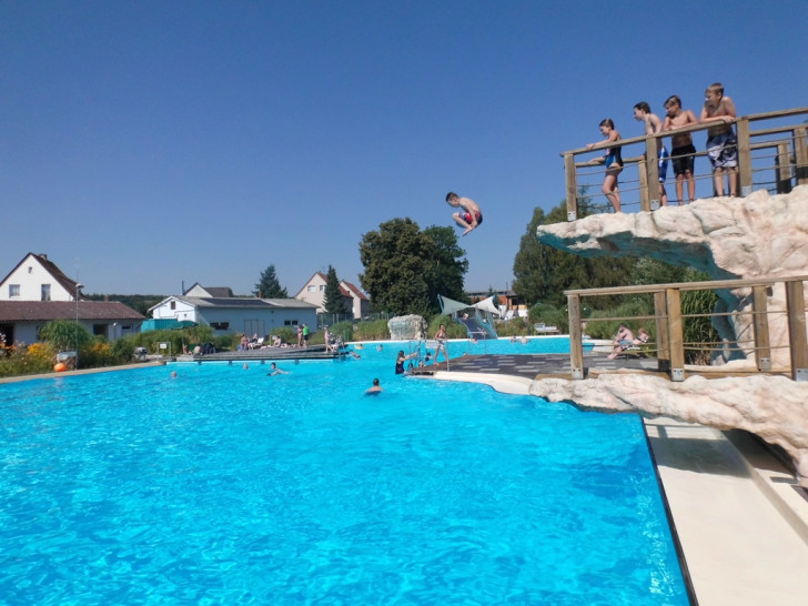 Bei schönem Wetter kann bei der Party bis 22 Uhr gebadet werden. Foto: Samtgemeinde Grasleben