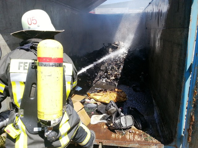 Mehrere Container mussten von der Feuerwehr abgelöscht werden. Symbolfoto: Feuerwehr