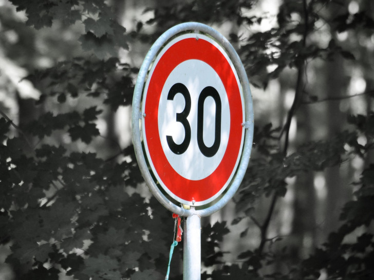 Die Tempobeschränkung soll die Verkehrssicherheit grade für radfahrende Schüler verbessern. Symbolbild: Pixabay
