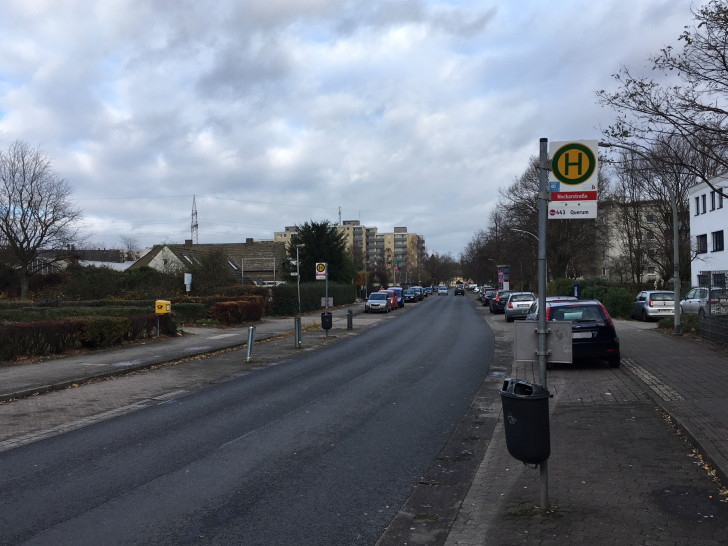 Vorerst wird es an der Bushaltestelle Neckarstraße keinen Fußgängerüberweg geben. Foto: Alexander Dontscheff