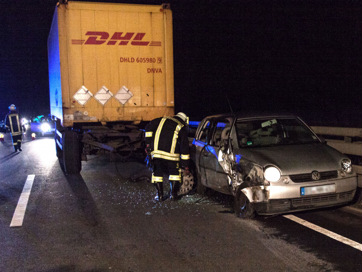 Fahrer und Beifahrer kamen bei dem Unfall mit einem DHL-Lastwagen mit dem Schrecken davon. Foto: Rudolf Karliczek