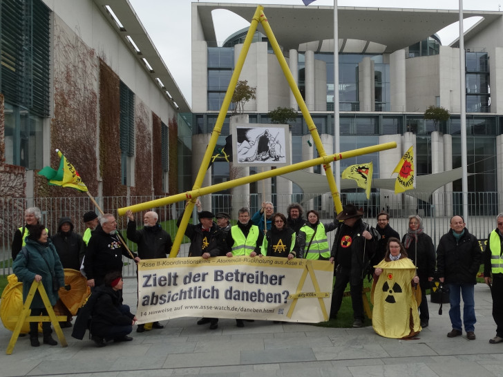Asse-Freunde nach der Auftaktkundgebung vor dem Kanzleramt
Foto: Andreas Riekeberg