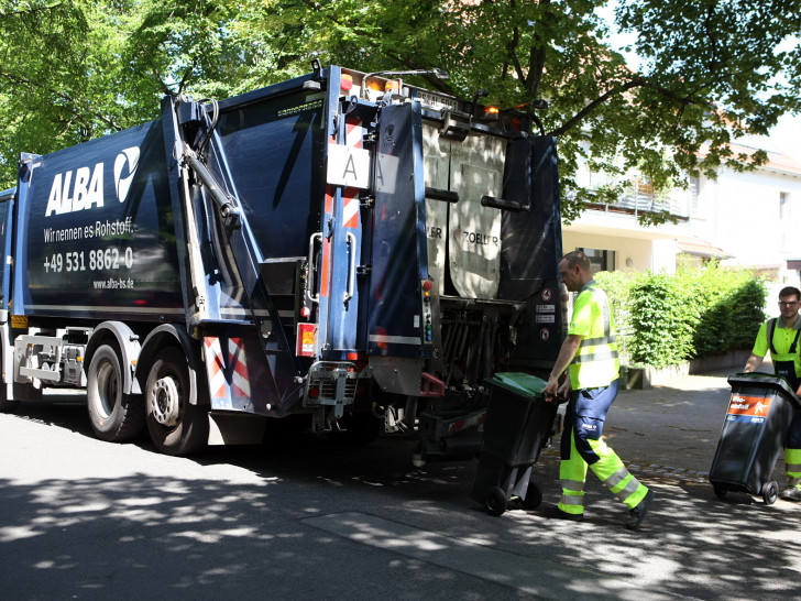 Die 80-jährige wollte einem Müllwagen ausweichen. Symbolfoto: ALBA Group