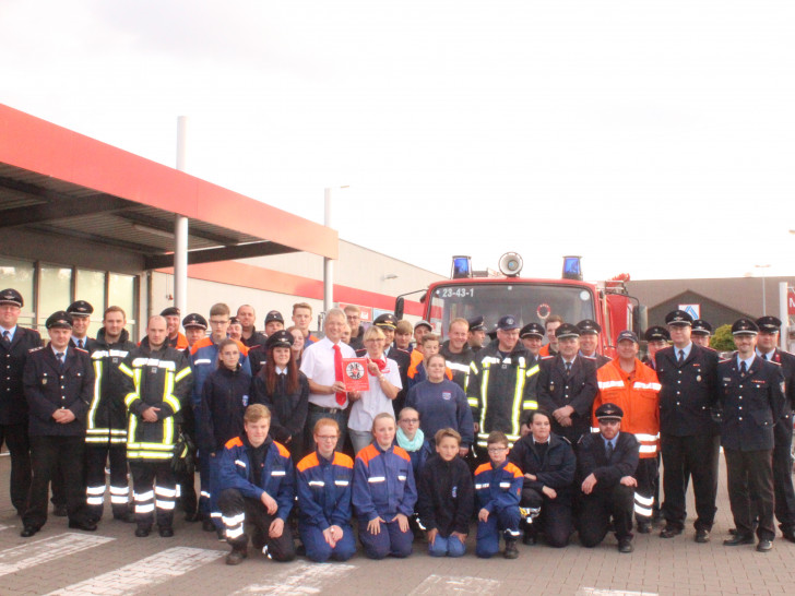 Am Freitagabende versammelten sich Feuerwehrkräfte der Gemeinde Schladen-Werla in Schladen um die Plakette „Partner der Feuerwehr“ anzubringen. Fotos: Anke Donner 