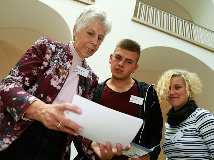 Susann Vollmer erläutert das im Kinder- und Jugendschutzhaus Ölper durchgeführte Projekt "Ankommen in Deutschland" Foto: Holger Goehl 