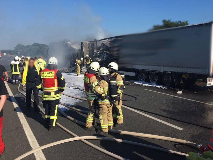 Ein LKW-Fahrer starb in den Flammen. Video/Fotos: aktuell24(BM)