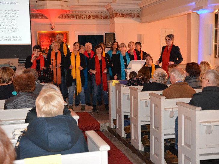 Der Spontan-Chor sorgte für eine volle Kirche. Fotos: Evangelisch-Lutherischer Kirchenkreis Peine