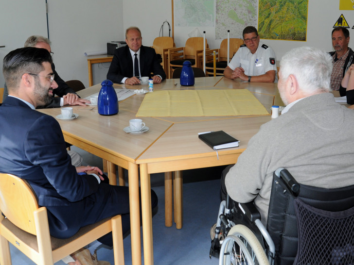 Die Erreichbarkeit des Besprechungsraums des Polizeikommissariats Helmstedt wurde 2016 barrierefrei gestaltet und zu einem gemeinsamen Pressetermin, an dem auch ein Rollstuhlfahrer teilnehmen konnte, genutzt. Foto: Verkehrswacht Helmstedt