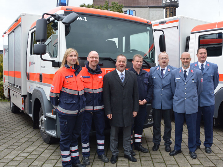 Der Niedersächsische Innenminister Boris Pistorius (3.von links) vor dem neuen Gerätewagen Sanität der Braunschweiger Malteser. Foto: Malteser