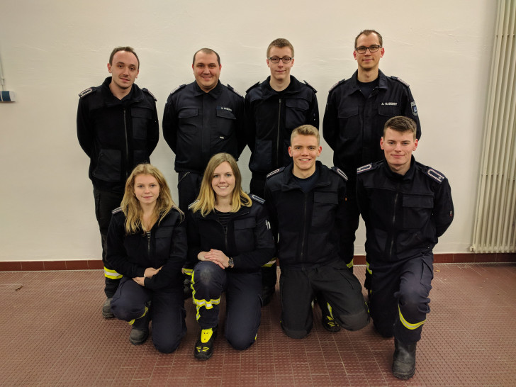 Von links (hinten): Jonas Rosemeyer, Sebastian Nabereit (Jugendfeuerwehrwart), Matthias Weiß (Stellv. Jugendfeuerwehrwart), Adrian Nabereit (Stellv. Jugendfeuerwehrwart)
Von links (vorne): Carolin Rosemeyer, Marlene Nabereit, Tom Müller, Marc Müller. Foto: Feuerwehr
