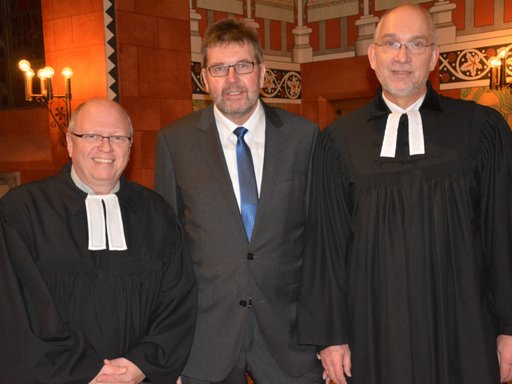 Pastor Markus Lenz, Wilfried Fricke und, Superindendent Volker Menke bei Frickes Verabschiedung. Foto: Kirchenkreis